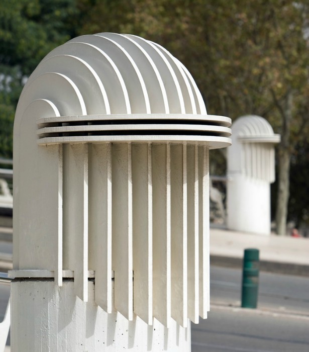 Leuchte an der Bac-de-Roda-Brücke (Santiago Calatrava 1987)