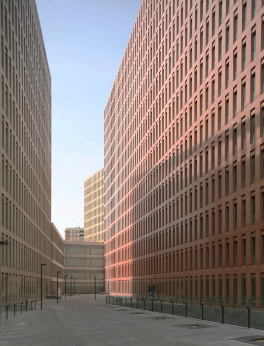 Zwischen den Gebäuden der Ciudad Justicia (David Chipperfield 2008)
