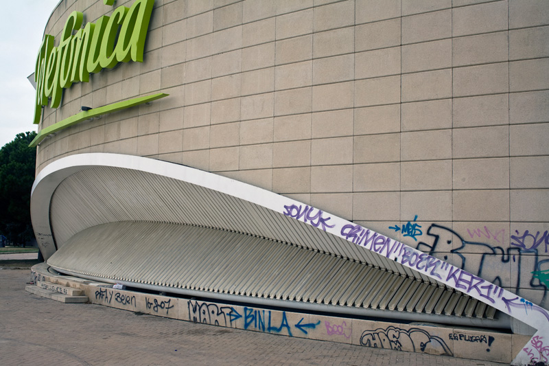 Am Fuß des Telefonica-Turms (Santiago Calatrava 1992)