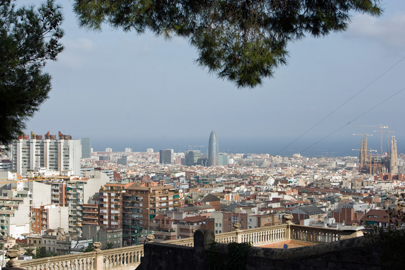Blick vom Parc Güell auf den Torre Agbar (Jean Nouvel 2005)