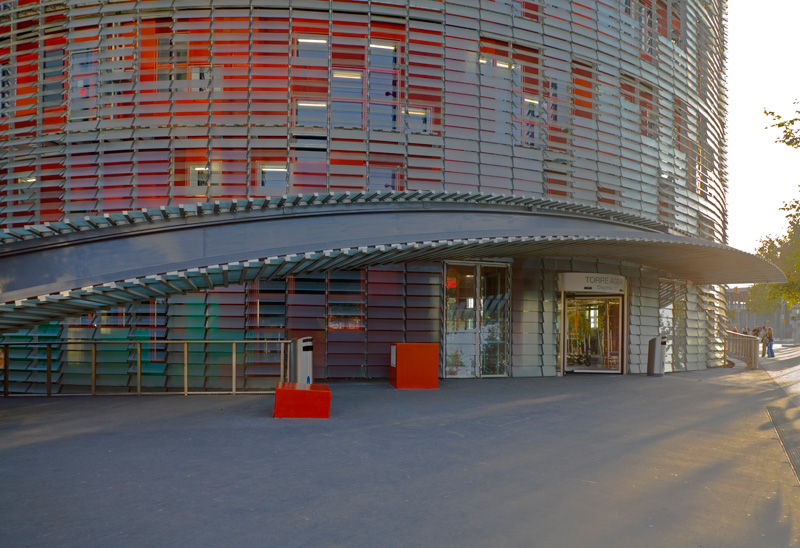 Eingang zum Torre Agbar (Jean Nouvel 2005)