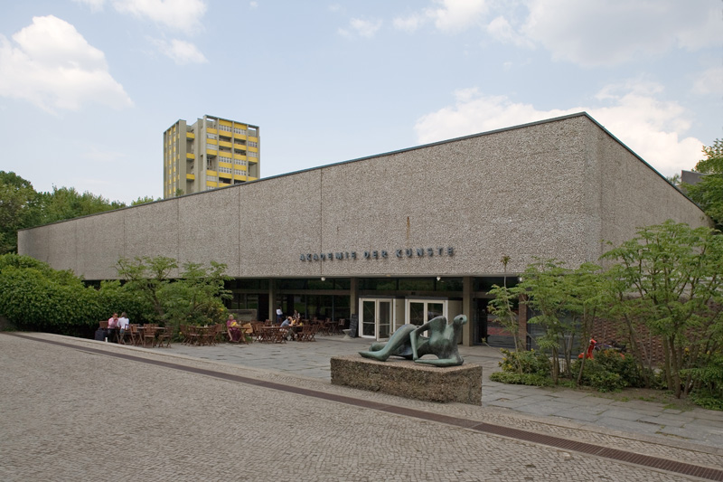 Akademie der Künste (Düttmann 1960). Im Hintergrund: Punkthaus (Schwippert 1957)