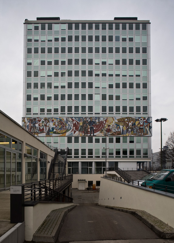 Neben dem BCC steht das 'Haus des Lehrers' (Henselmann 1964)
