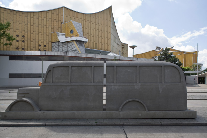 Der graue Bus vor Philharmonie und Staatsbibliothek (Scharoun 1963 / 1978)