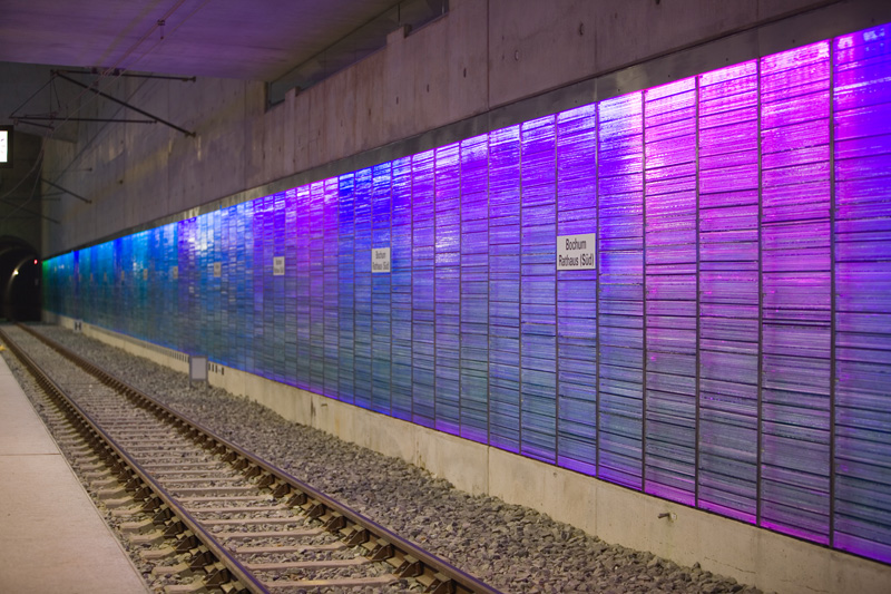 Bahnhof Rathaus Süd 2006.Farbig beleuchtete Glasplatten