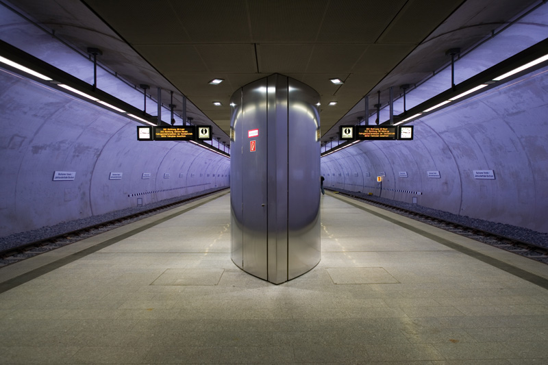 Zwischen 2 Zügen im Bahnhof Bochumer Verein / Jahrhunderthalle 2006.
Design: Schmiedeknecht + Krampe + Reiter