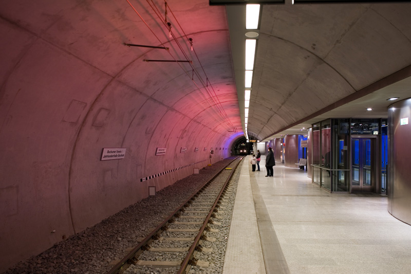 Ein Zug nähert sich dem Bahnhof Bochumer Verein / Jahrhunderthalle 2006