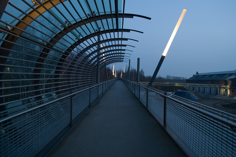 Auf der Stegbrücke (Pahl + Weber-Pahl, 1999)