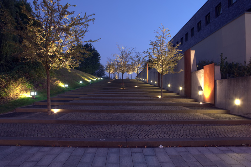 Eingang zum Westpark an der Alleestrasse neben dem IG-Metall-Haus am frühen Morgen