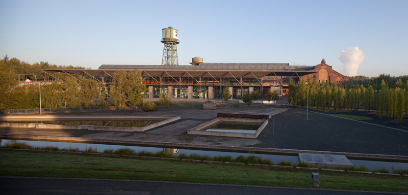 Eingangsbau zur Jahrhunderthalle (Petzinka, Pink + Partner 2003). Im Hintergrund: Wasserturm