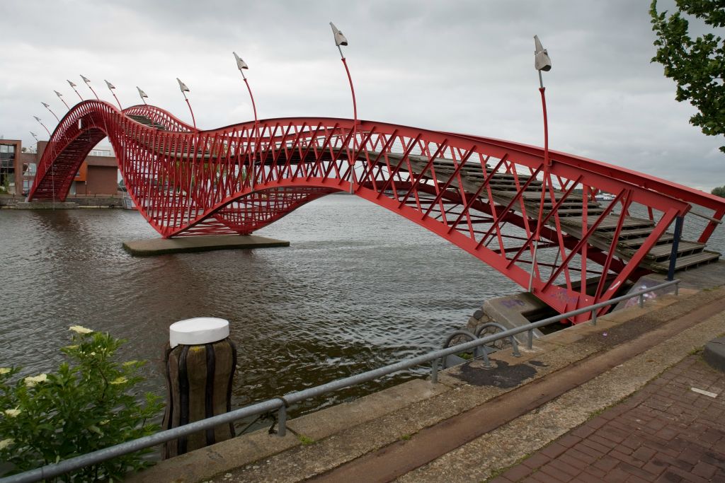 Amsterdam: Fußgängerbrücke zwischen Borneo und Spoorenburg (Adrian Geuze 2000)