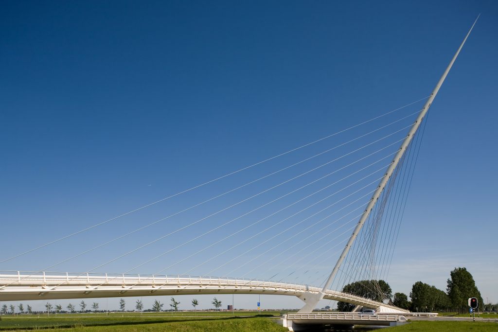 Die 'Zither' bei Hoofddorp, eine Brücke für Radfahrer (Calatrava 2004)