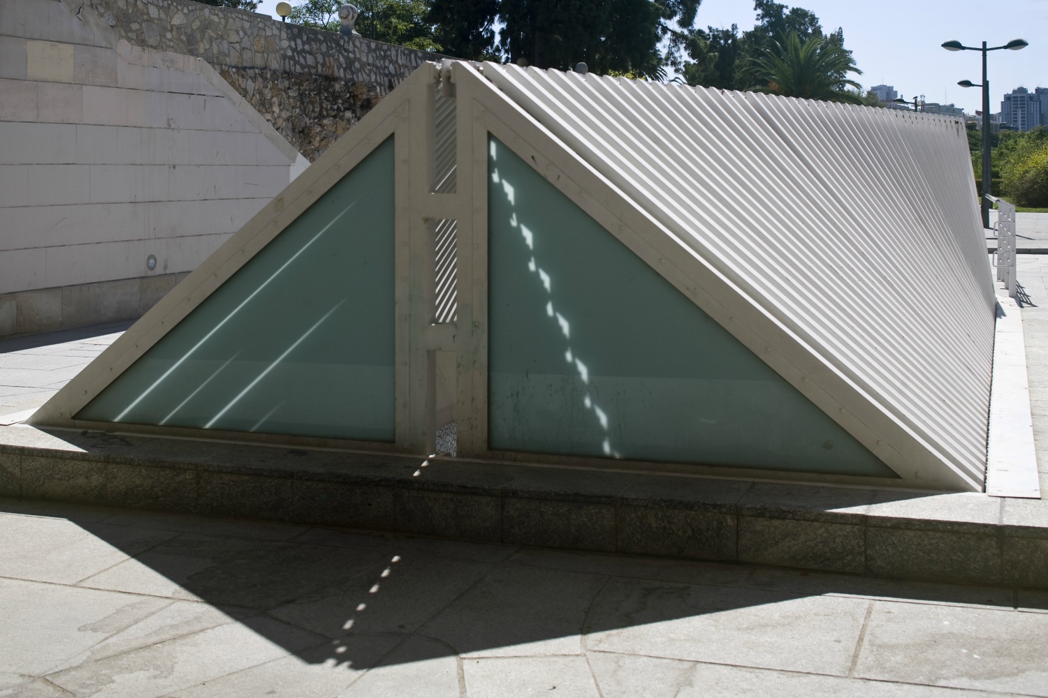 Valencia: U-Bahn-Eingang an der Alameda-Brücke (Calatrava 2002)