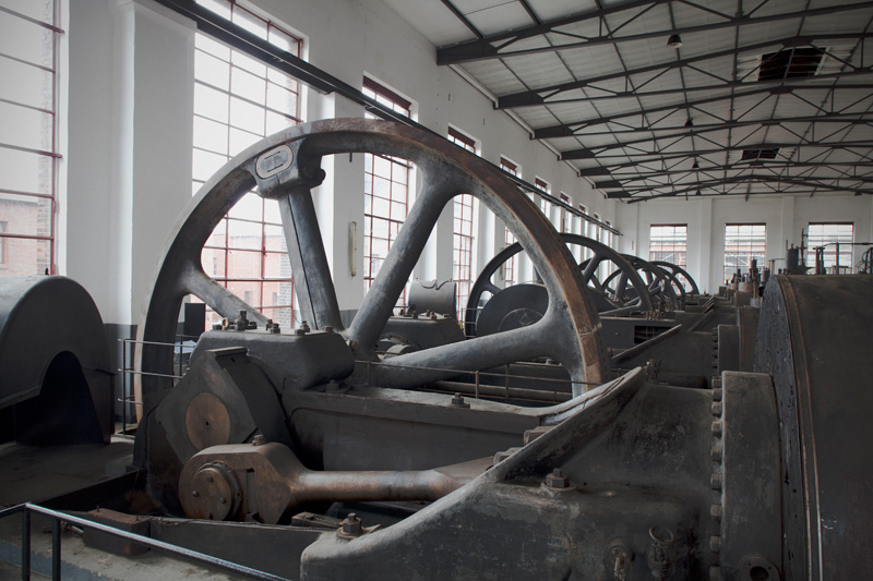 In der Maschinenhalle stehen riesige Gaskompressoren
