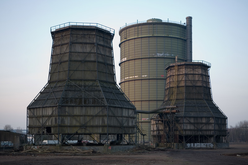 Das Gasometer und zwei Kühltürme
