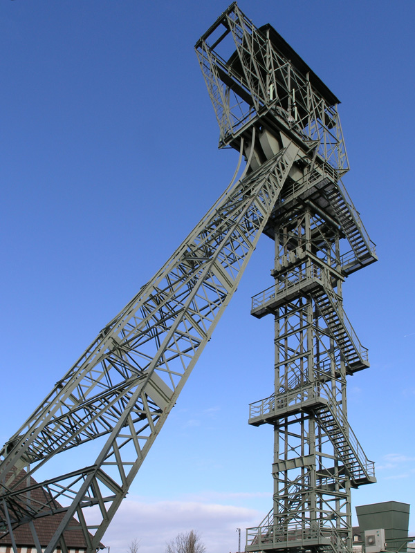 Der heutige Förderturm stammt von der Zeche Wilhelmine