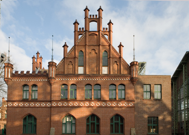 Ein Verwaltungsgebäude im Stil der Backsteingotik (P. Knobbe)