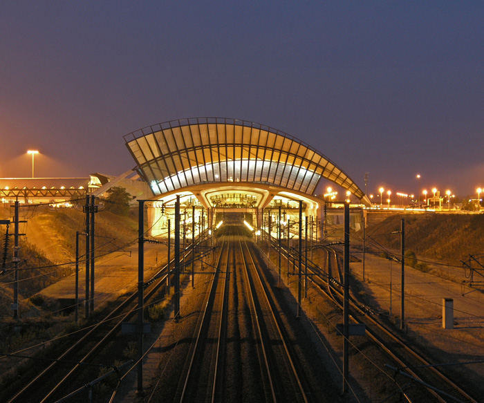 TGV-Bahnhof Lyon-Satolas, abends (Calatrava 1994)
