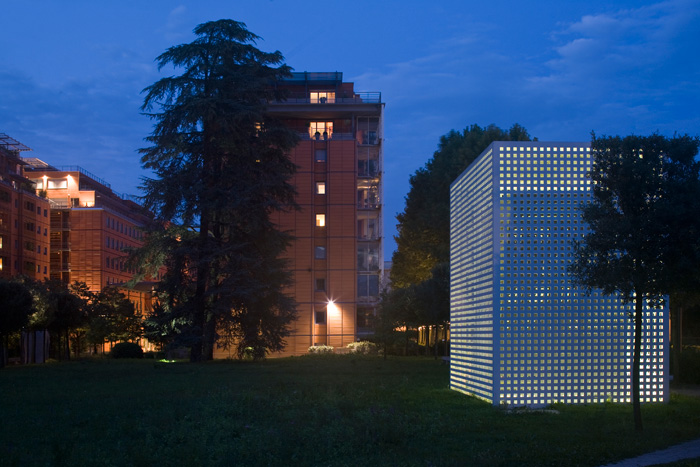 Lyon, Cité Internationale, Wohnblock + 'Lichtgestalt' ( Katase 2004)