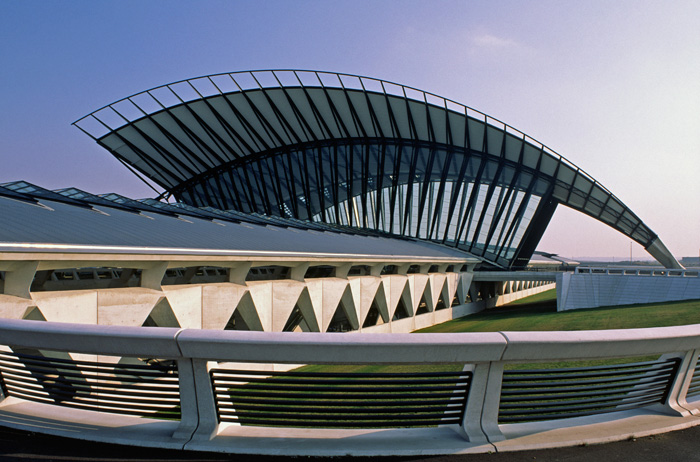 TGV-Bahnhof Lyon-Satolas, Haupthalle über Bahngleisen(Calatrava 1994)