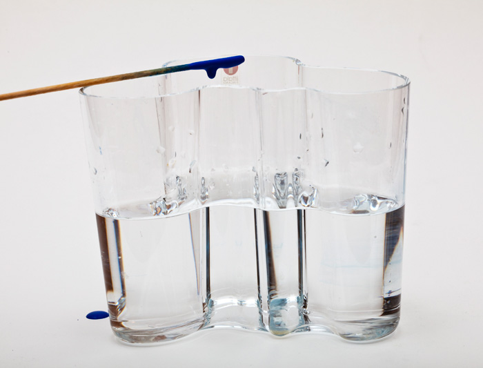 Eine Vase von Aalto enthält klares Wasser