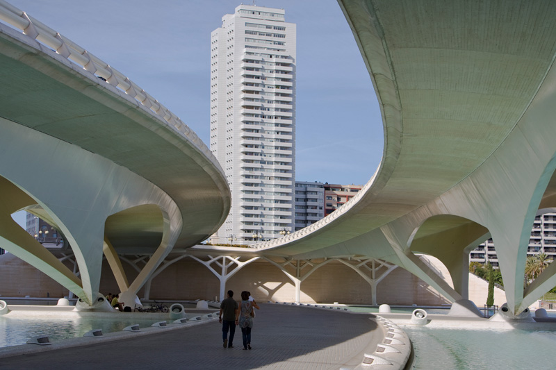 Brücken über den Turia-Park, in dem die Ciudad de las Artes liegt