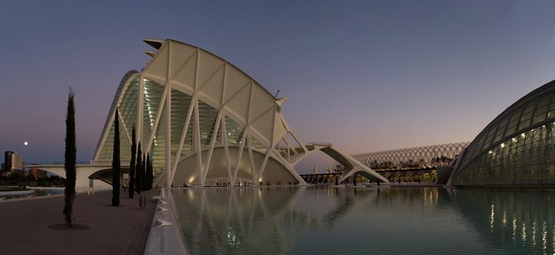 Das Hemisferic (rechts) und das Museum (links). Im Hintergrund: das Umbracle