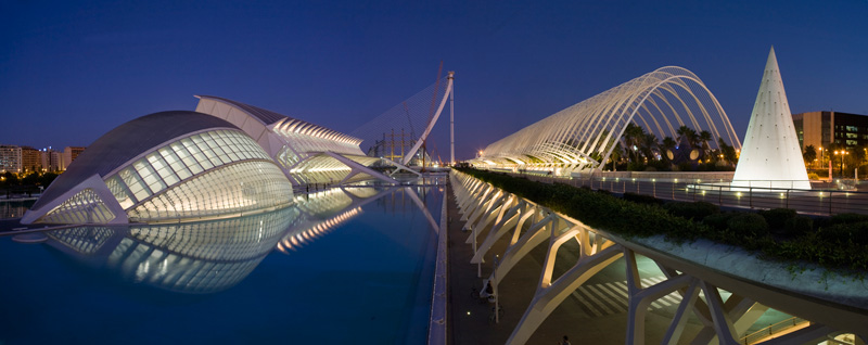 Museum (links) und Umbracle (rechts). Im Hintergrund ensteht eine neue Brücke