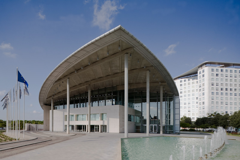 Im Nordosten Valencias hat Norman Foster 1993 ein Kongressgebäude errichtet